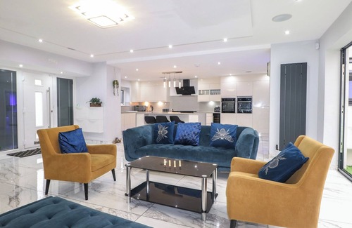 Rushmoor District Cottage | FALCON BAL HOUSE, pet friendly, with a garden in Farnborough