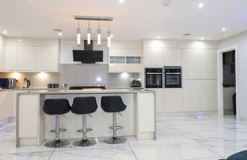 Rushmoor District Cottage | FALCON BAL HOUSE, pet friendly, with a garden in Farnborough