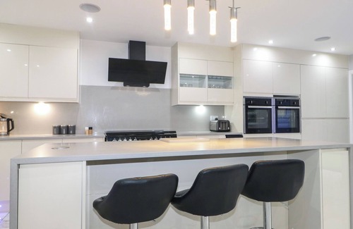 Rushmoor District Cottage | FALCON BAL HOUSE, pet friendly, with a garden in Farnborough