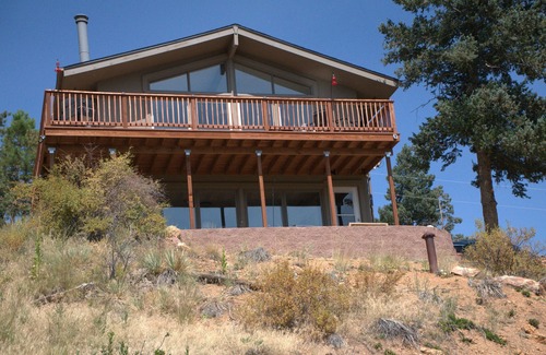 Denver Cabine | Falcon Ridge Chalet-Woodland Park: WiFi & Views, Deck and Views of Pikes Peak