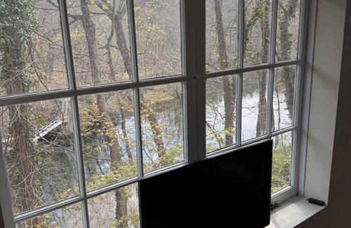 Croton-on-Hudson Cottage | Romantic retreat with stunning views of Croton River Gorge, a birder haven