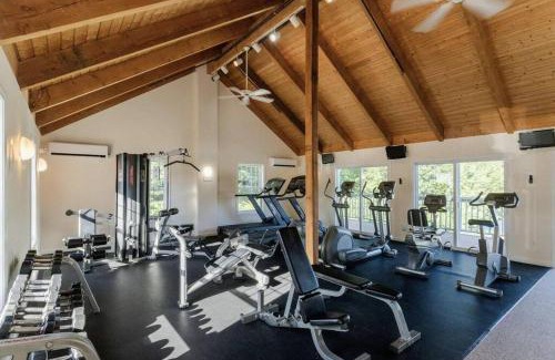 Ogunquit - Wells Maison | Fall Cottage that Sleeps 6 with 2 Bedrooms Sun Room Jaccuzi 1 Mile to Beach!