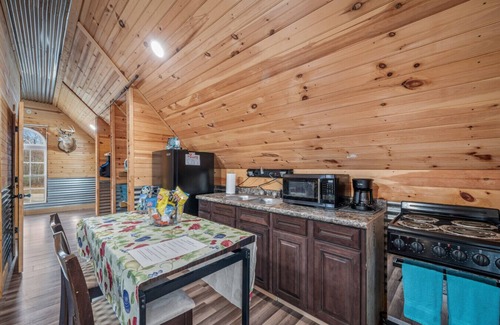 Bryant Maison | Fall Foliage Retreat: Hot Tub, Kayaks & Pond Deck