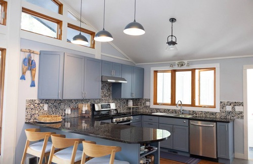 Lansing Maison | Fall Foliage View Contemporary Cayuga Lakehouse 3BR/3BA/Sleeps 9