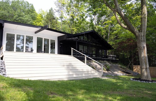 Lansing Maison | Fall Foliage View Contemporary Cayuga Lakehouse 3BR/3BA/Sleeps 9