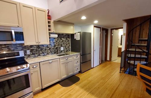 Thayerville Copropriété | Spring is in the Air at our Centrally Located Lake View Condo that sleeps 6!