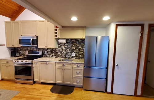 Thayerville Copropriété | Spring is in the Air at our Centrally Located Lake View Condo that sleeps 6!