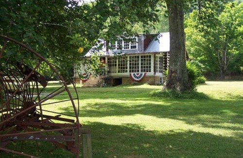 Kegley Maison | Fall leaves are here! Cabin off I-77, wonderful experience for 2!