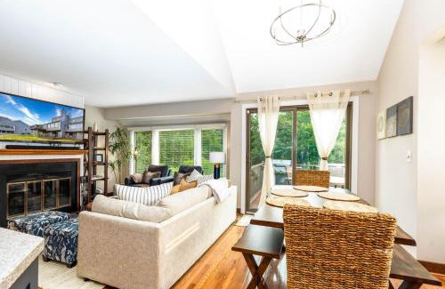 The Galena Territory Maison | Fall Specials! Cozy King Beds, Pool Access, Galena Territory Amenities, Fireplace, Great Location in Galena Territory on Lake Galena