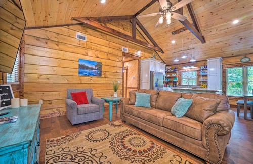 Hatton Maison | Falling Star Eagletown Cabin with Hot Tub Pets OK