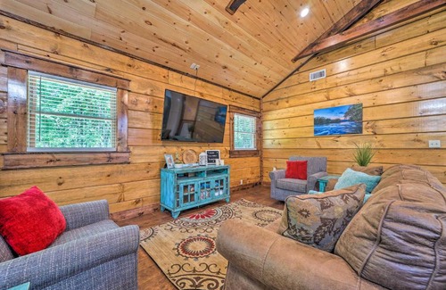 Hatton Maison | Falling Star Eagletown Cabin with Hot Tub Pets OK