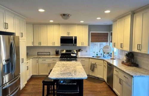 Vancouver Maison | Fam-Friendly 4BR | Patio, Fire Pit + Play Area