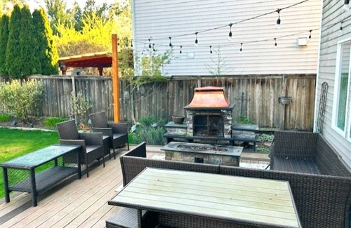 Vancouver Maison | Fam-Friendly 4BR | Patio, Fire Pit + Play Area