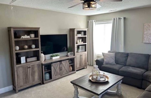 Vancouver Maison | Fam-Friendly 4BR | Patio, Fire Pit + Play Area