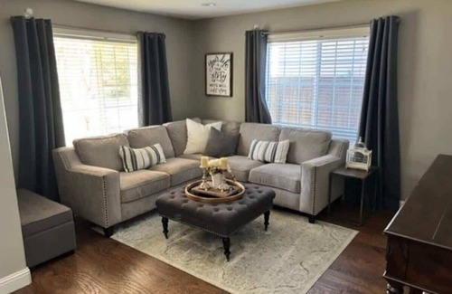 Vancouver Maison | Fam-Friendly 4BR | Patio, Fire Pit + Play Area