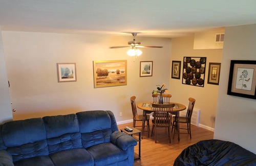 St. Louis Appartement | Fam friendly, Self Check in, Garage Parking, Large