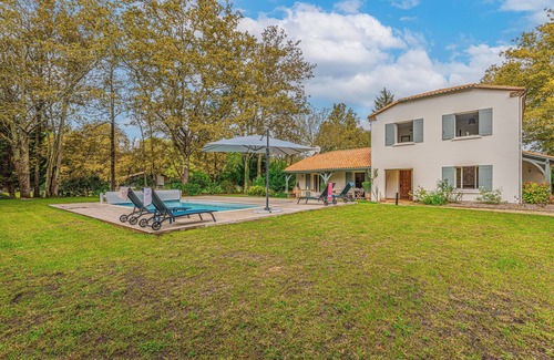 Saint-Sulpice-et-Cameyrac Villa | Maison de famille | Entre Bordeaux & St Emilion | Piscine chauffée | Golf.