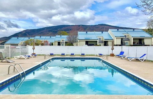 Saint Ferreol les Neiges Cottage | La Familiale - Une vue magnifique sur le Mont Sainte-Anne en toutes saisons