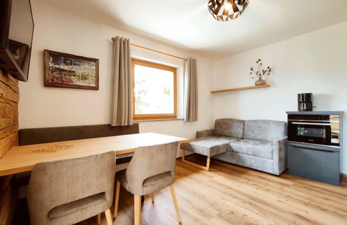 Caines Appartement | Familien-appartement mit Zwei Balkonen und Naturbadeteich, in der Nähe von Meran