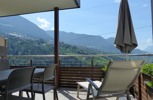 Caines Appartement | Familien-appartement mit Zwei Balkonen und Naturbadeteich, in der Nähe von Meran