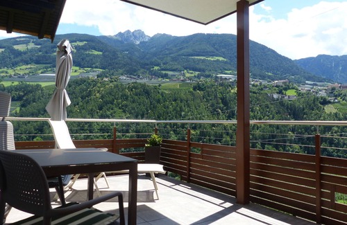 Caines Appartement | Familien-appartement mit Zwei Balkonen und Naturbadeteich, in der Nähe von Meran