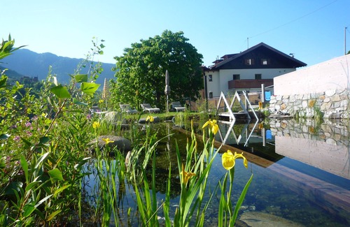 Caines Appartement | Familien-appartement mit Zwei Balkonen und Naturbadeteich, in der Nähe von Meran