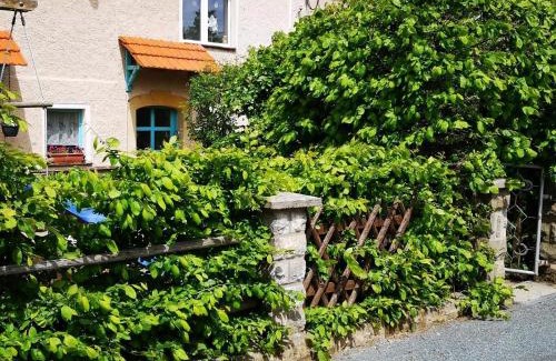 Glashuette Appartement | Familienfreundliche Gemütliche Ferienwohnung In Luchau Mit Garten Und Grill -