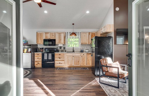 Elkton Cabine | Families Paradise with walkable river access, playground, fire pit, BBQ, dogs OK