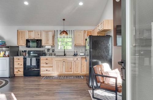 Elkton Cabine | Families Paradise with walkable river access, playground, fire pit, BBQ, dogs OK
