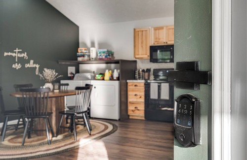 Elkton Cabine | Families Paradise with walkable river access, playground, fire pit, BBQ, dogs OK