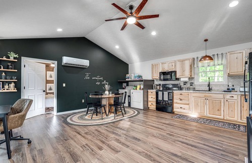 Elkton Cabine | Families Paradise with walkable river access, playground, fire pit, BBQ, dogs OK