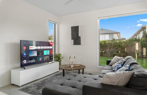 Rochedale Maison | Family 4BR Retreat Big Yard 2 Level Comfort