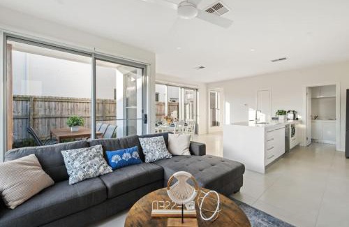Rochedale Maison | Family 4BR Retreat Big Yard 2 Level Comfort