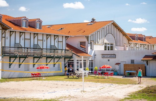 Cassen Maison | Family Adventure Awaits: Playgrounds, Mini-Golf, and More in Cassen I 2 Units