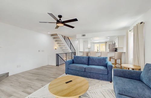 Treasure Island Maison | Family and dog friendly, steps to the Gulf and beaches, shared putting green, AC