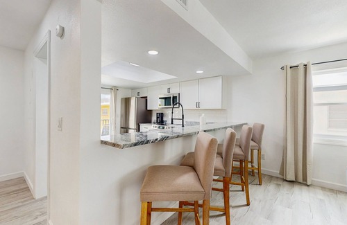 Treasure Island Maison | Family and dog friendly, steps to the Gulf and beaches, shared putting green, AC