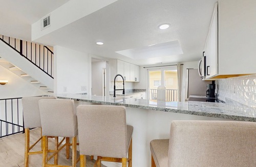 Treasure Island Maison | Family and dog friendly, steps to the Gulf and beaches, shared putting green, AC