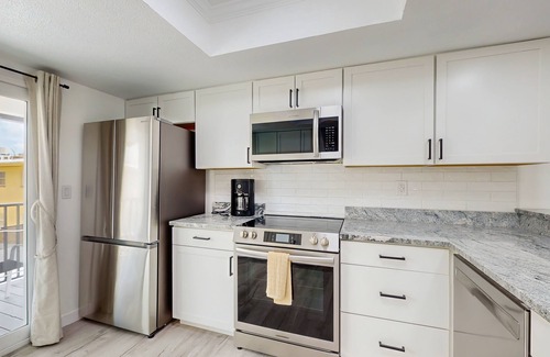 Treasure Island Maison | Family and dog friendly, steps to the Gulf and beaches, shared putting green, AC