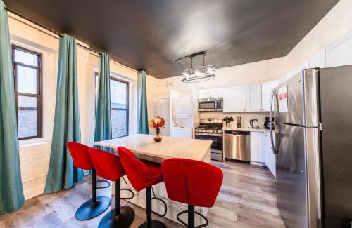 Near South Side Appartement | Family and Group Friendly 5BR Spacious Unit with Pool Table and Optional Parking Near McCormick Place and Soldier Field