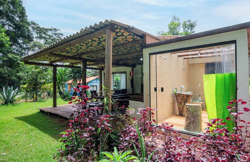 Piedade do Paraopeba Chalet De Ski | Family and pet friendly chalet in Brumadinho 30 minutes from BH. Kitchen integrated with nature.