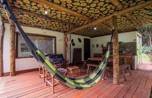 Piedade do Paraopeba Chalet De Ski | Family and pet friendly chalet in Brumadinho 30 minutes from BH. Kitchen integrated with nature.
