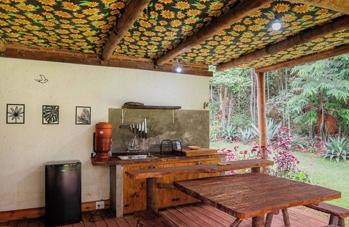 Piedade do Paraopeba Chalet De Ski | Family and pet friendly chalet in Brumadinho 30 minutes from BH. Kitchen integrated with nature.
