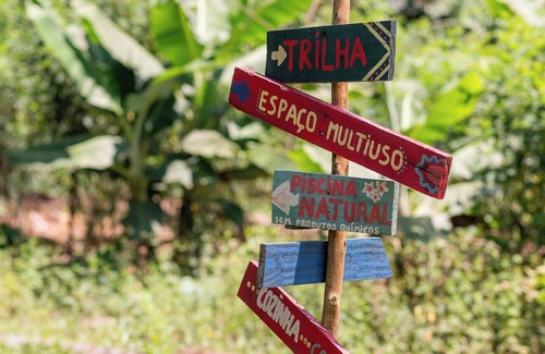 Piedade do Paraopeba Chalet De Ski | Family and pet friendly chalet in Brumadinho 30 minutes from BH. Kitchen integrated with nature.
