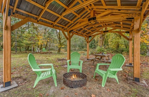 Sherwood - Tualatin North Cottage | Family and Pets Welcome! 2 BD 2 BA ~ Unique Northwest Vacation Rentals