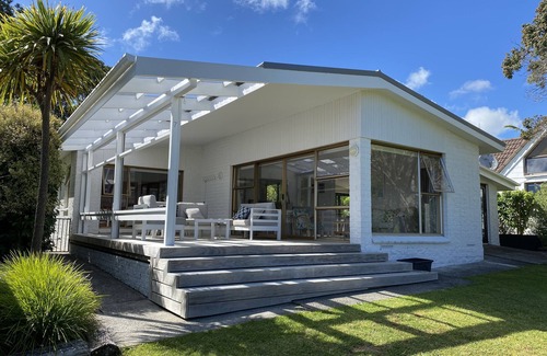 Russell Maison | Family bach by the beach