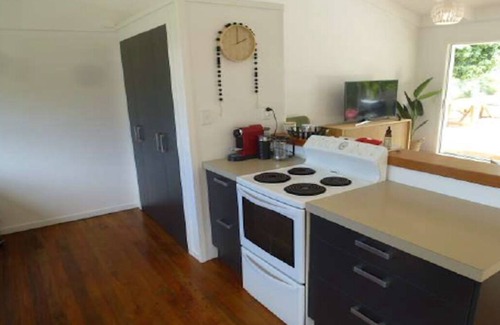 Whangamata Maison | Maison familiale de plage avec ponton privé et piscine spa