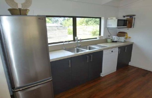 Whangamata Maison | Maison familiale de plage avec ponton privé et piscine spa