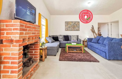El Marques Maison | Family cabin for 10 + Campfires, BBQ & WiFi