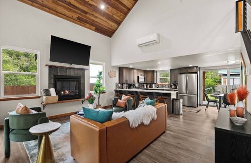 Paradise Estates Cabine | Family Cabin: WiFi-Hot Tub-Game Room-Guest Suite
