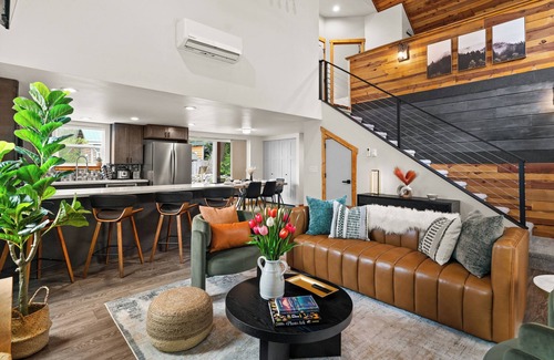 Paradise Estates Cabine | Family Cabin: WiFi-Hot Tub-Game Room-Guest Suite